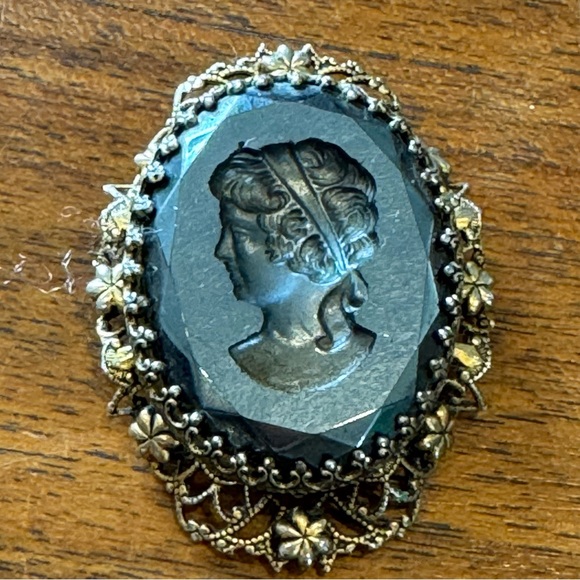 Vintage Gold-Tone Filigree Brooch Intaglio Black Glass Cameo Pendant - Picture 6 of 7